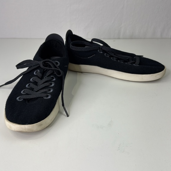 Allbirds Black Sneakers Minimalist Design - Picture 2 of 9